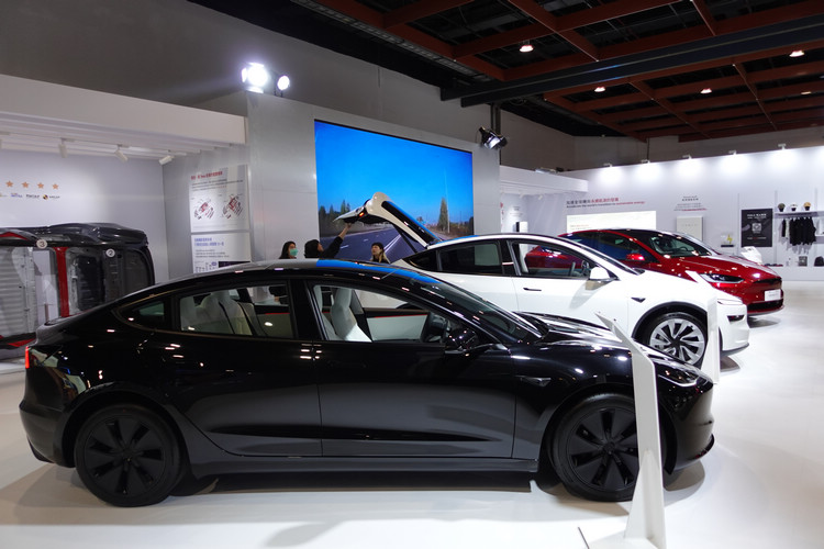 入門首選純電轎車 Model 3 全新改款及新色曜石黑於車展現場限時亮相。