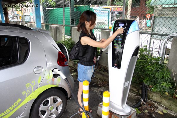 充電前感應悠遊卡就能上鎖,充完電之後再感應一次解鎖並扣款。