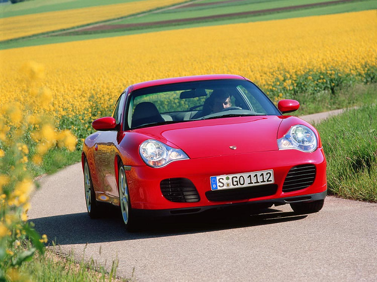 這一代的Porsche 911(996型)頭燈造型發表時即獲得兩極化的反應，更是車系首次將方向燈整合於頭燈的濫觴。