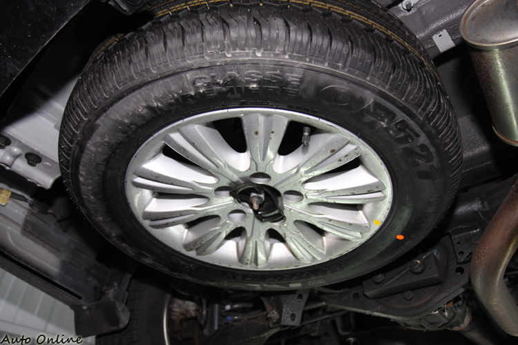 為節省車內空間,原尺寸備胎就藏在底盤下方。