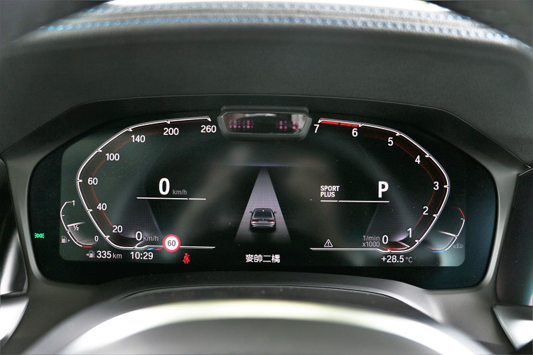 行車模式的不同連帶會調整儀表板的顯示風格。