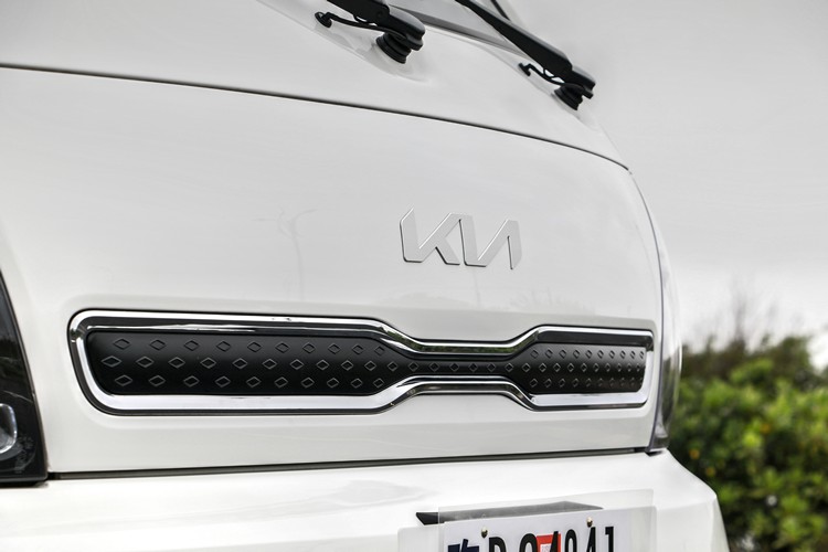 車頭依舊採用虎鼻水箱罩設計，同時正式導入Kia新式廠徽。