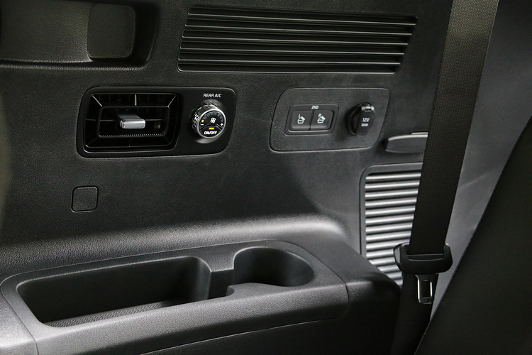 第三排乘客也能享有專屬杯座,和可調整風量和風向的出風口。
