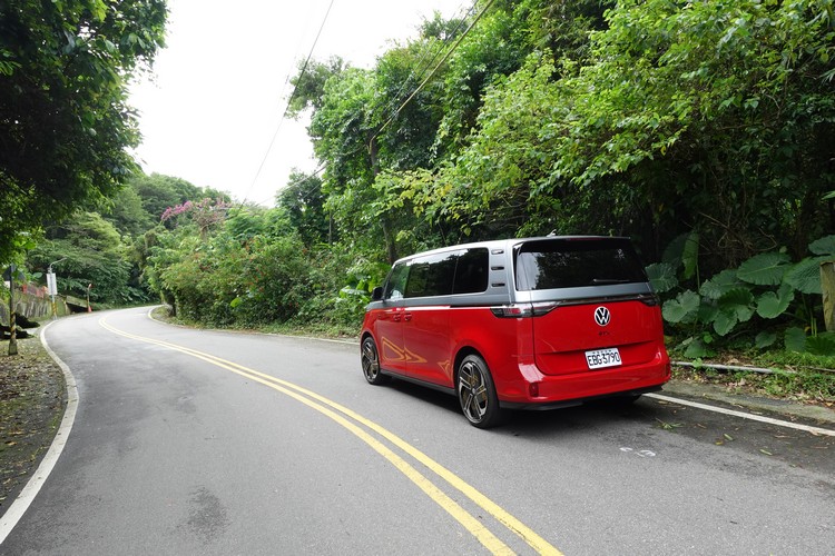 ID. Buzz GTX是名副其實的重量級車款,整輛車的重量超過2.8公噸,即使底盤經過運動化升級,仍是屬於舒適型調校。
