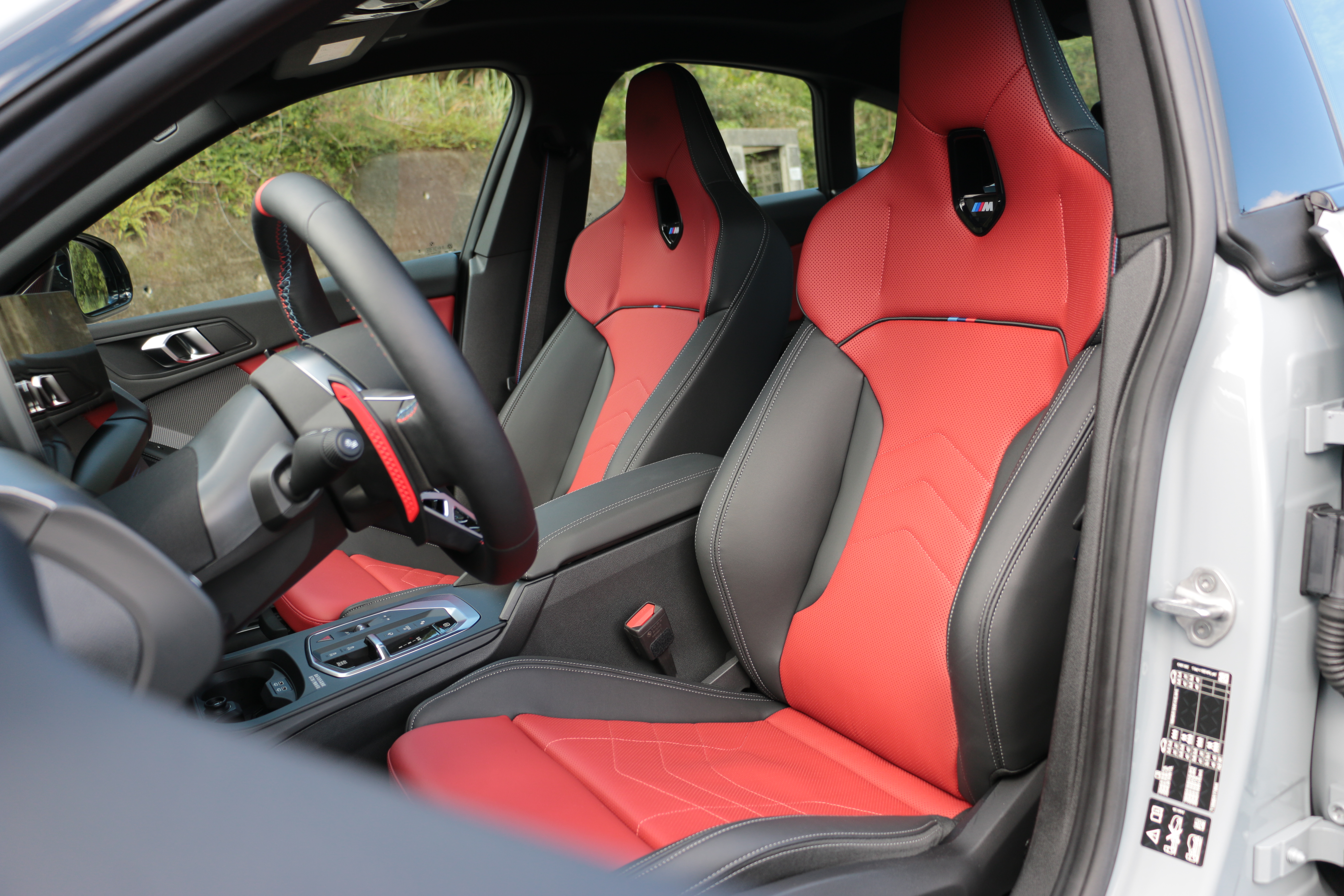 雙前座包覆性還算可以，頭部有專屬M Logo。