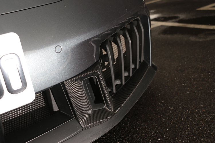 最引人注目的莫過於前氣壩那五片如鯊魚鰓般的「垂直主動式冷卻葉片」。這不是單純為了視覺張力，而是為了精確控制空氣動力與冷卻效能。