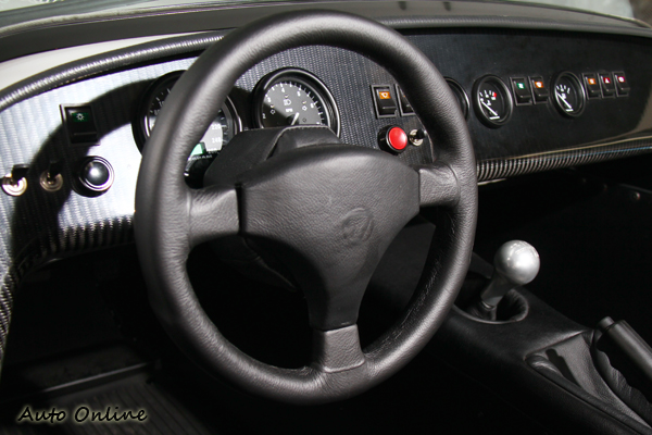 Roadsport的方向盤相當小巧,左右死點僅1.93圈。