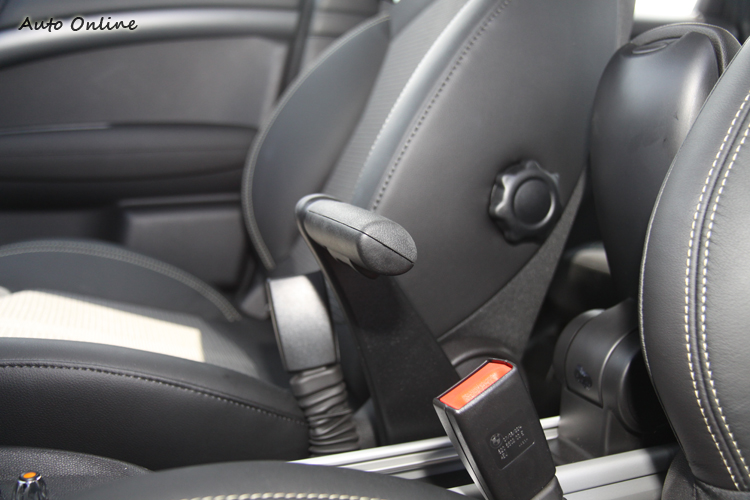 手煞車拉柄也走造型風,很有開飛機的感覺吧!