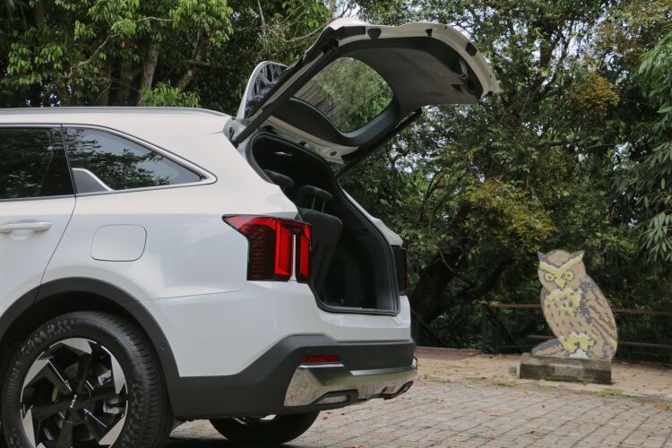 作為車系標配的感應式車尾門,只須攜帶遙控鑰匙靠近三秒鐘就會自動開啟。