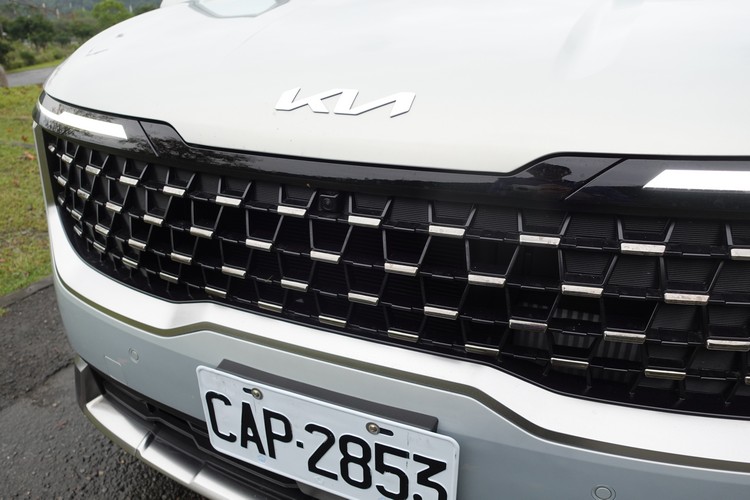 八座車型同樣配備星圖日行燈與前後燈組,在大器的水箱護罩搭配下更顯車頭的霸氣。