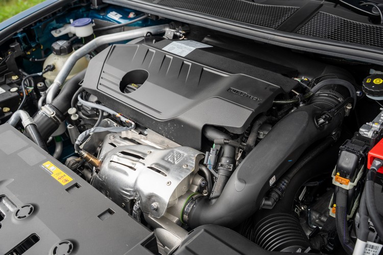 所搭載的1.6升缸內直噴汽油渦輪引擎可輸出225ps/5500rpm最大馬力與30.6kgm/1900rpm最大扭力