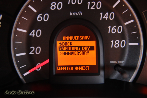 在儀錶板新設的行車資訊顯示螢幕增添如結婚紀念日或生日的開機動畫,讓人有會心一笑的感覺。