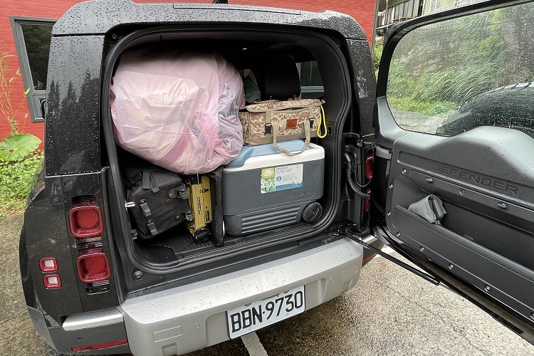 基本的行李廂容積只有297L，單就一個小家庭露營的設備，絕對不夠放。