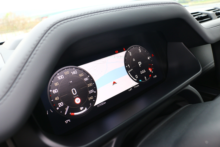 12.3吋數位儀表板已成為JLR全車系的標準配備，內自行切換想要呈現的方式。