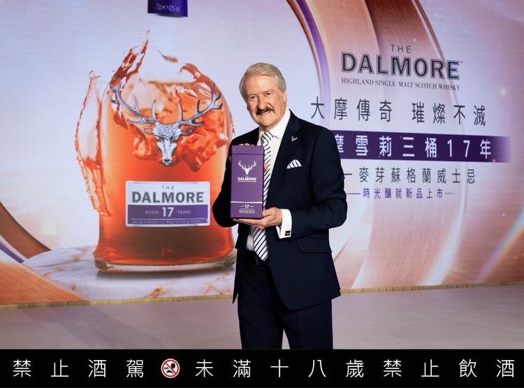 素有「神之鼻」美譽的大摩首席釀酒師 Richard Paterson 特別化身時光導演，為大摩雪莉三桶17年來揭幕