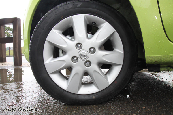 三個等級除了入門版配14胎外,其餘兩者均為175/60R15的輪胎配置。