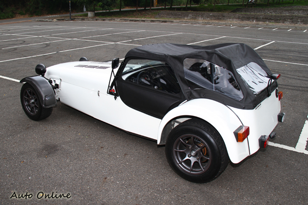 為了符合法規歐馬進口車輛都有這種可拆卸的車門與頂篷,組起來就是這模樣。