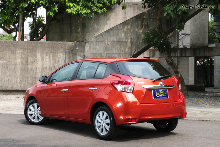 新的Yaris變長也變寬,但車高比前代矮一些些,在車輛分型上已經是標準掀背車的大小。