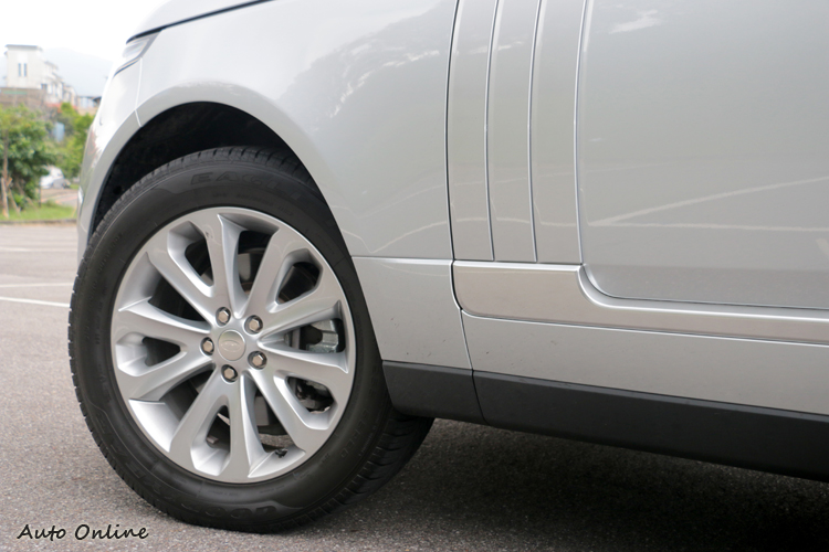 Range Rover前門造型特異,鋁圈標準配備20吋。