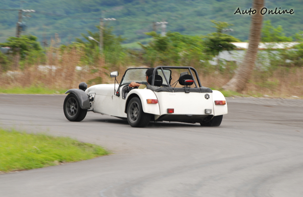 Caterham扁扁的車尾帶有濃濃的復古風,漫步在鄉野也是不錯的扮相喔 !
