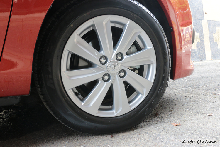 配胎使用185/60R15,煞車配置為前碟後鼓。