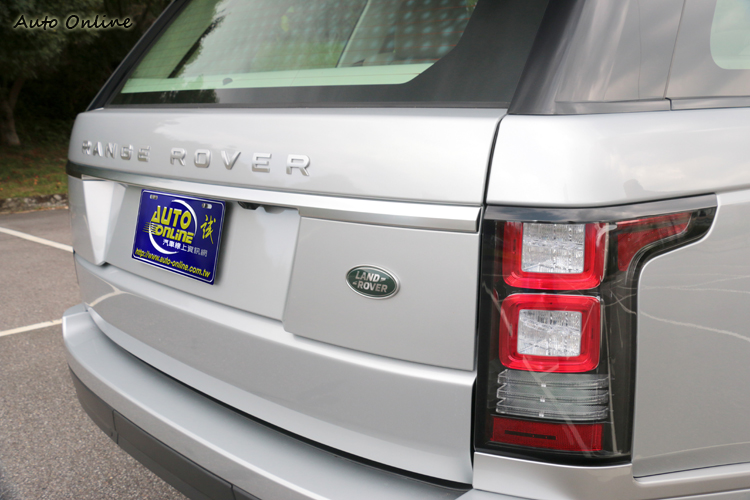 車尾尾燈同樣散發科技感,內部使用LED光源。