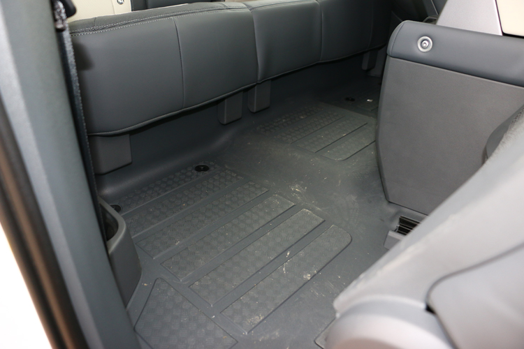 如果車內髒了，是直接可以用水沖洗擦乾就好。