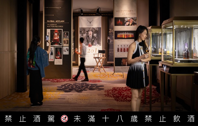 賓客漫步於大摩傳奇典藏區，沉浸於層層展開的風味與歷史之中 