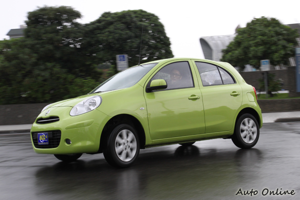 既然是都會通勤車就不要有過多不切實際的操控幻覺,側傾的狀況明顯。