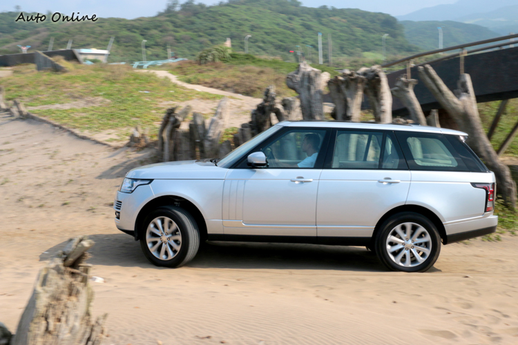 沙地對於Range Rover來說,算是小菜一疊。