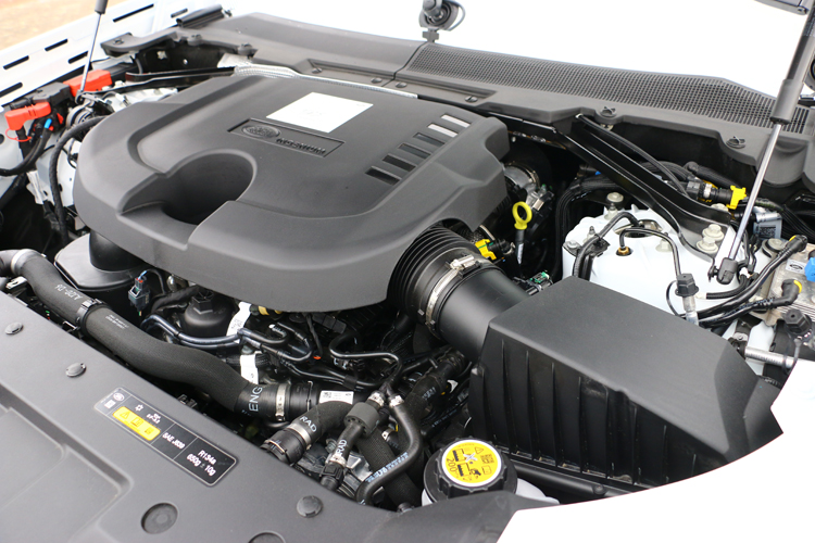 動力升級到D300，一樣的3.0升柴油引擎，最大馬力300匹以及66.28公斤米最大扭力。