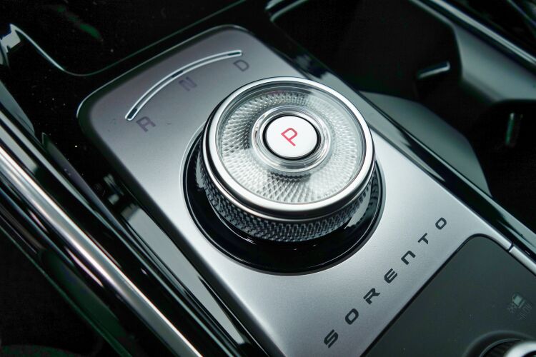 六速手自排變速透過旋鈕控制,造型頗為精緻。