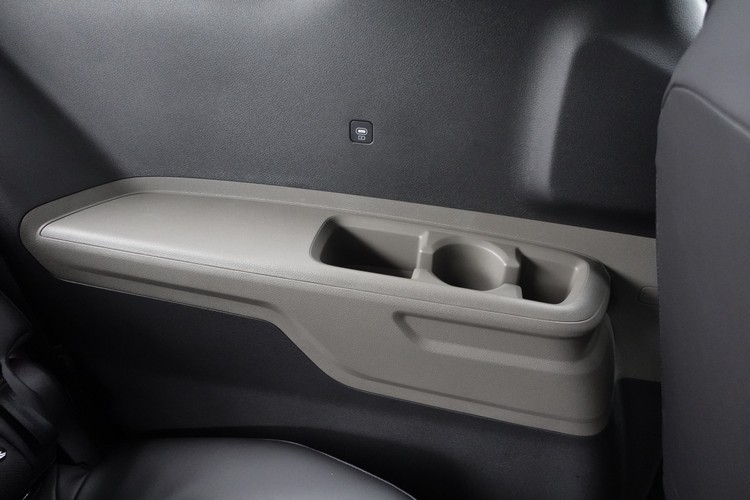 第三排兩側設有專屬杯座,也可作為置物空間或休息扶手。