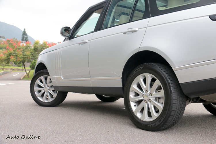 經過崎嶇路面,車身高度可以提高30mm左右。