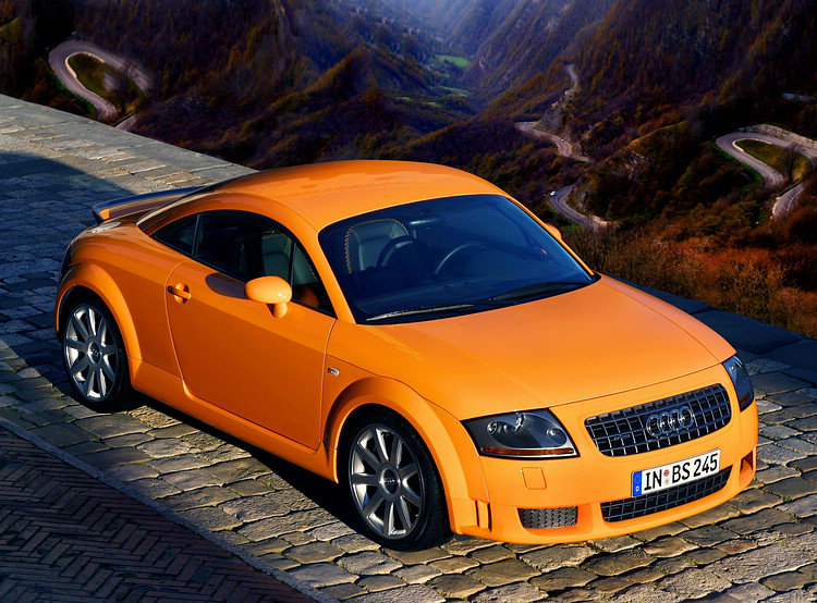 為了突顯Audi TT的動感特質，原廠特別為它推出獨特的車色，就如同照片中的這輛「木瓜橘」。