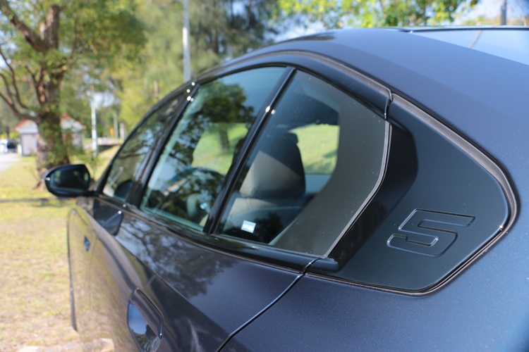 車側框窗為黑色高光澤處理，選配價為零元。