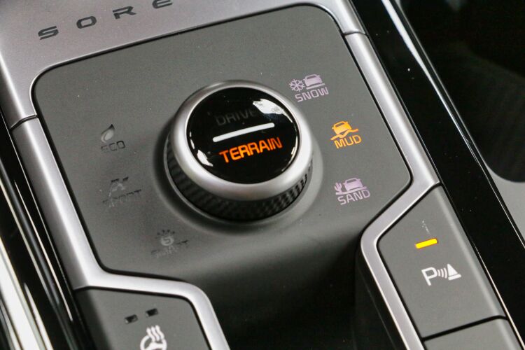 AWD車型新增三種模式的地形反應系統。