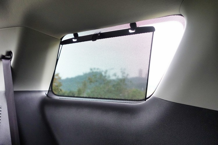 後兩排車窗皆附有遮陽簾,為乘客空間增加隱私性。