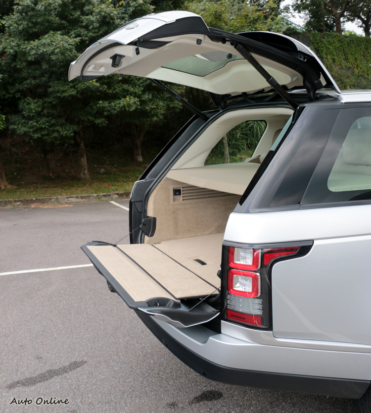 後尾門採上下兩片電動開啟。