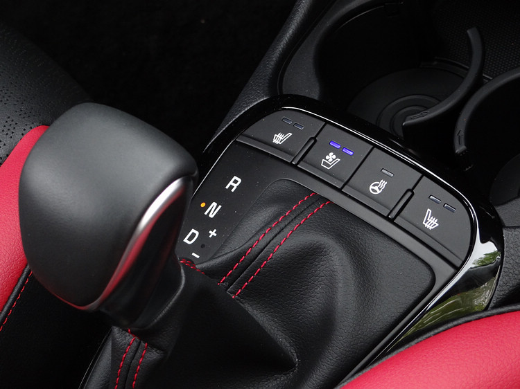 座椅的通風和加熱功能都提供兩段調整,第一段的冷卻效果就已經很明顯。