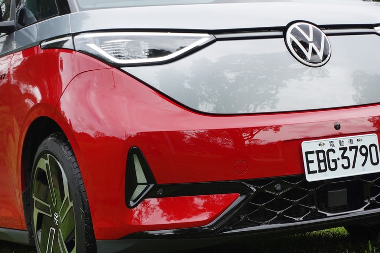 GTX訴求運動風格,專屬的保桿設計更顯銳利。