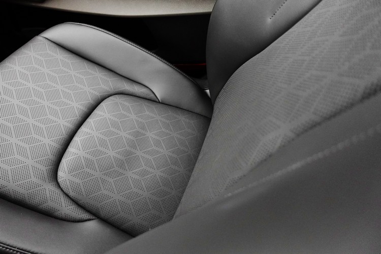 座椅皮質用料柔軟,作工細膩,相當具有高級感。