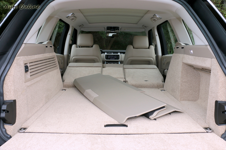 後椅背傾倒後最大容積來到2030公升。