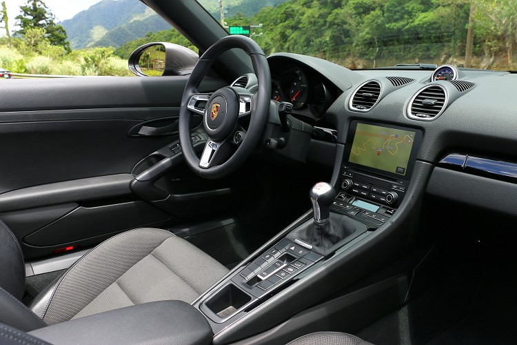 以駕駛為導向的座艙氛圍，所有的操作介面都在雙手可及之處。