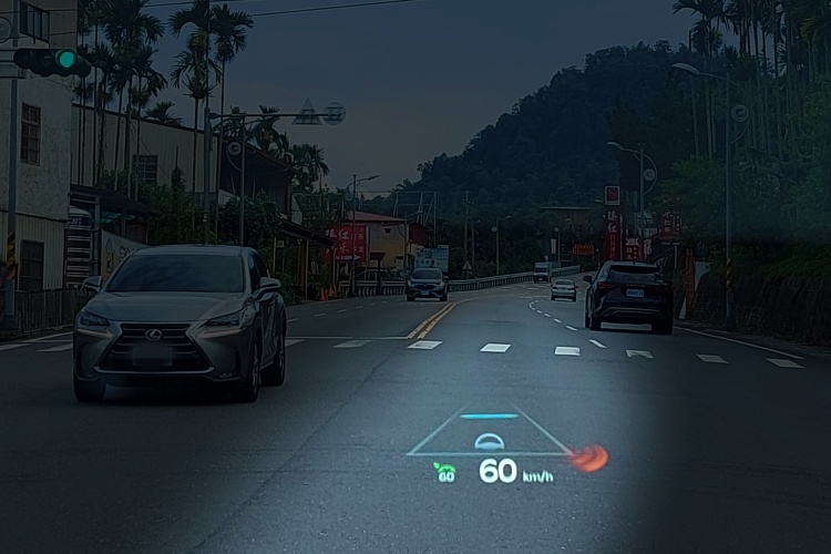 HUD抬頭顯示器也將駕駛輔助及警示納入顯示範圍內。