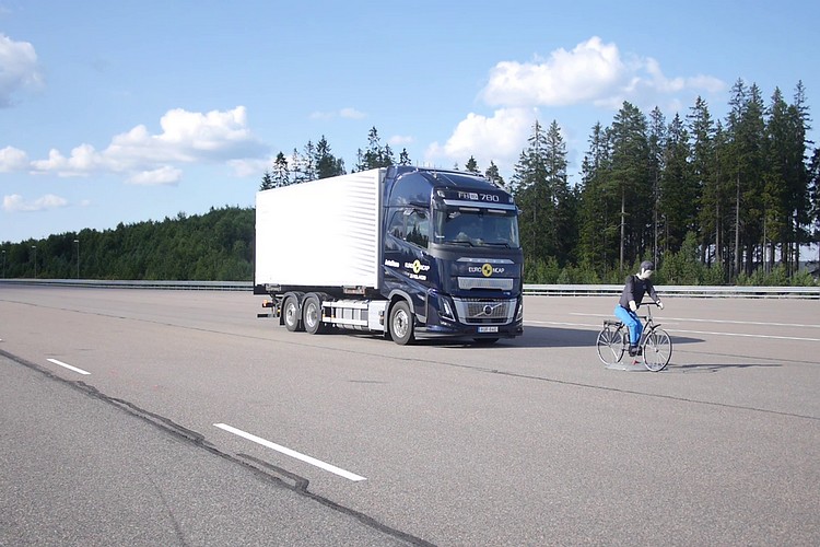 重型貨車的安全評估主要是針對是否為弱勢用路者具備足夠的安全防護設計,及其搭載安全配備是否充足來進行衡量,並沒有進行車輛碰撞測試。