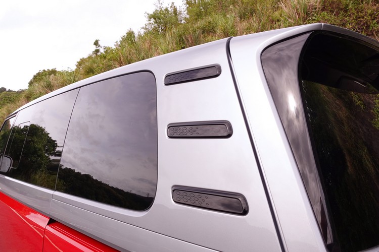 車側後端三道黑色飾板,同樣是向後置引擎的T1散熱孔致敬。