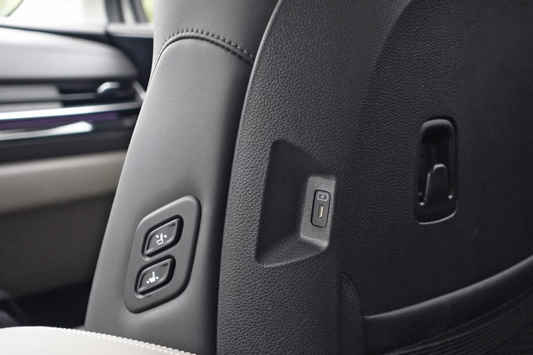 副手座側面和背面設有座椅調整按鈕,以及充電和掛勾、置物設計。