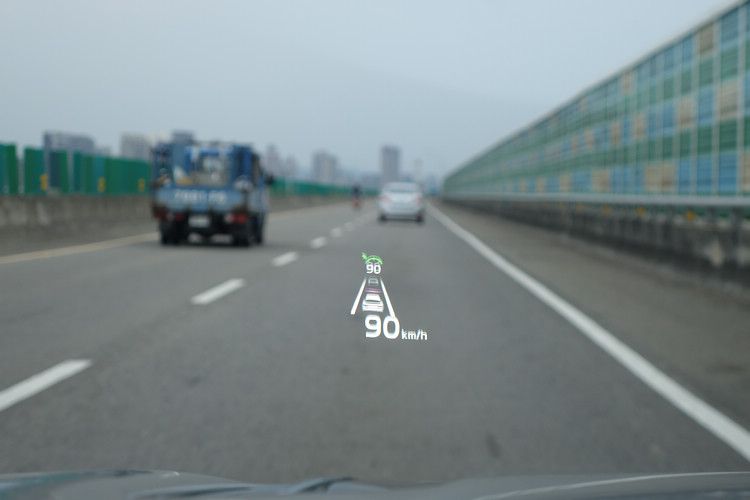 抬頭顯示器也會同步顯示駕駛輔助與警示的資訊，但可惜沒有將導航指示一併納入。